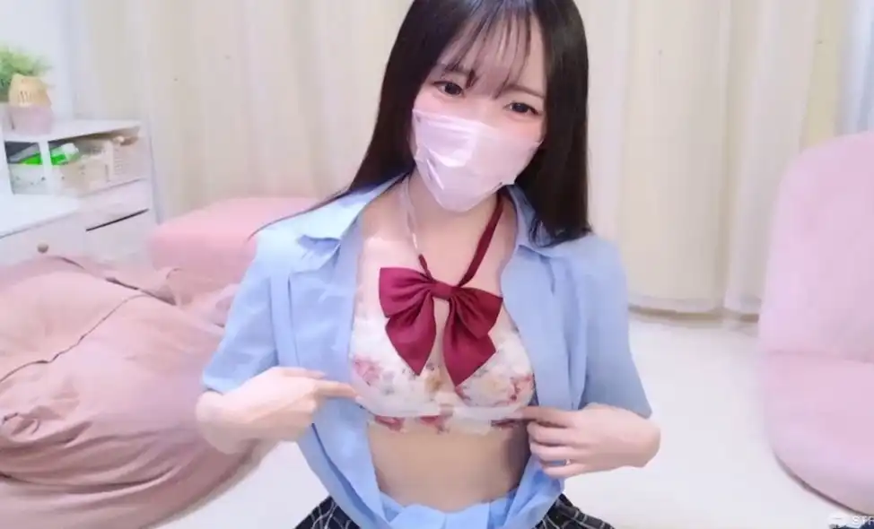 【ストリップチャット】 みな( 37_MINA)さん 制服コスプレ・18歳 エロ 初ライブ